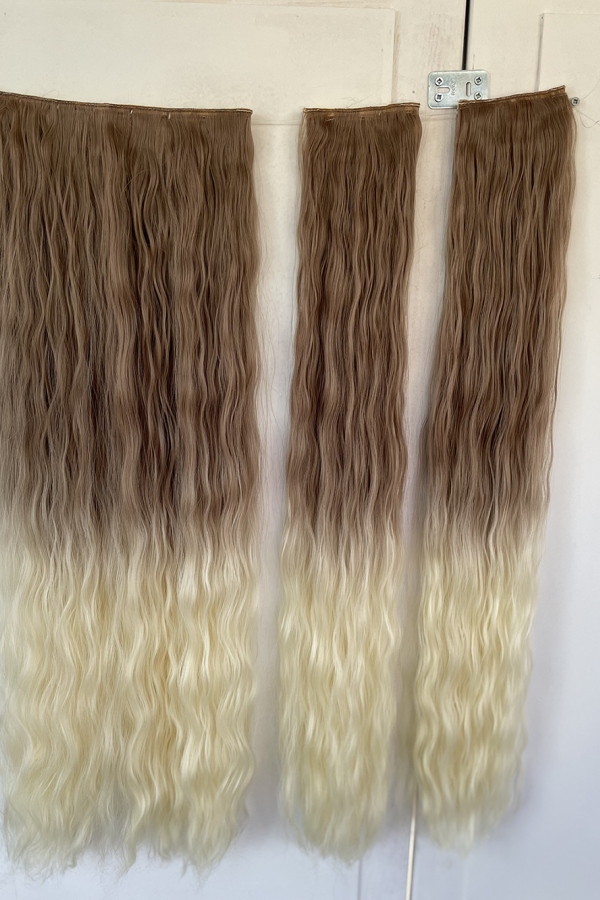 Kumral Platin Ombreli Afro Dalgalı Uzun Yarım Ay Saç –  3 Parça Çıt Çıt 80cm. 270 gr. VIP SERI Kumral Platin Ombreli Afro Dalgalı Uzun Yarım Ay Saç –  3 Parça Çıt Çıt 80cm. 270 gr. VIP SERI